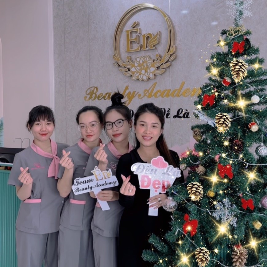 nhân viên ở tiệm làm móng Én Beauty Academy Nha Trang